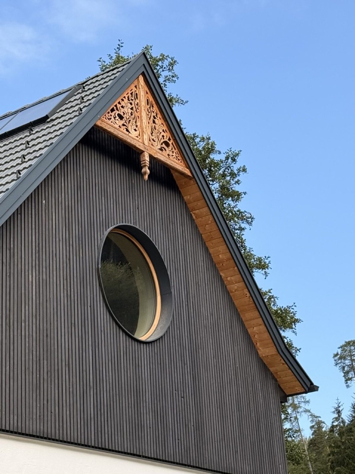 Geschnitzter Giebelschmuck und Rundfenster an der Mühle